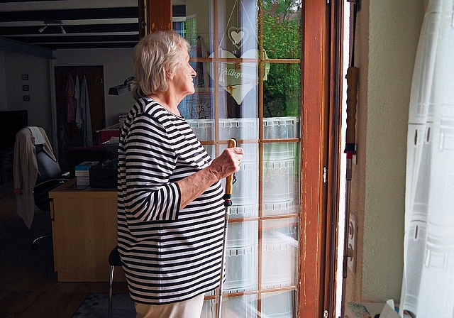 Elisabeth Huber-Bichsel mit dem weissen Stock in ihrem zuhause. Sie will ihr Gesicht in der Zeitung nicht zeigen. Foto: L. Kwasny