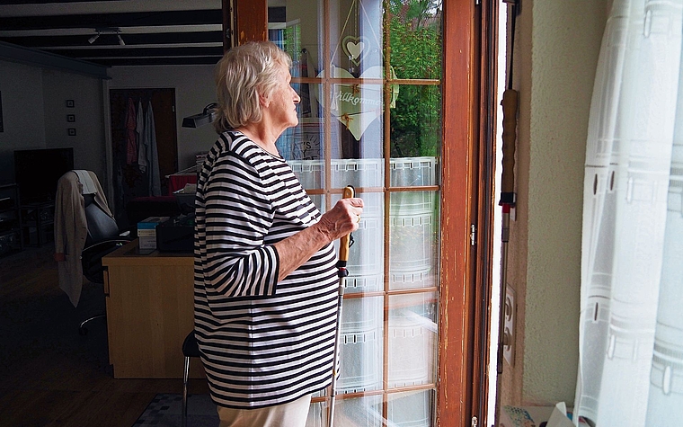 Elisabeth Huber-Bichsel mit dem weissen Stock in ihrem zuhause. Sie will ihr Gesicht in der Zeitung nicht zeigen. Foto: L. Kwasny