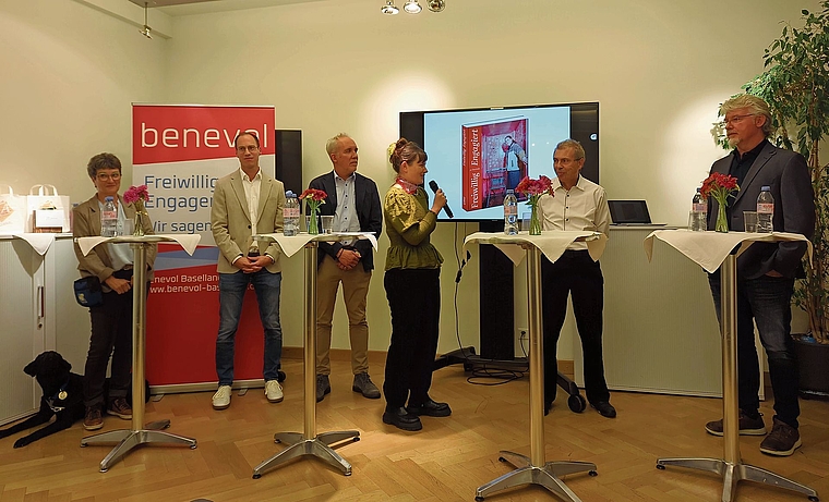 Freiwillig engagiert: Verena Gysin mit der angehenden Autismusbegleithündin Freya; Dominik Steiner und Martin Madörin, Mentoring für Jugendliche; Moderatorin Hanna Girard; Thomas Schwarb, Repair Café Binningen-Bottmingen; Peter Kaufmann, Blindenh