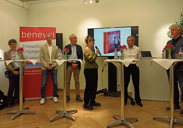 Freiwillig engagiert: Verena Gysin mit der angehenden Autismusbegleithündin Freya; Dominik Steiner und Martin Madörin, Mentoring für Jugendliche; Moderatorin Hanna Girard; Thomas Schwarb, Repair Café Binningen-Bottmingen; Peter Kaufmann, Blindenh