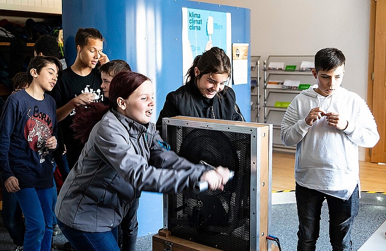 Die Schülerinnen und Schüler bringen mit reiner Muskelkraft eine Tasse Wasser zum Kochen (Klima-Energie-Erlebnistage in Langenbruck).
