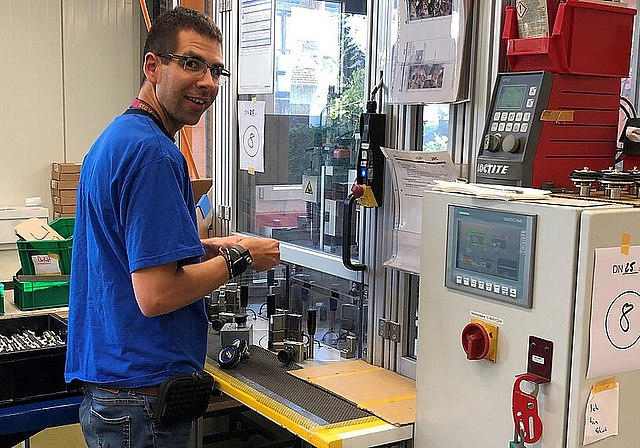 Ein Mitarbeiter in der Werkstatt an der «Königsmaschine» der JRG AG.Fotos: zVg

