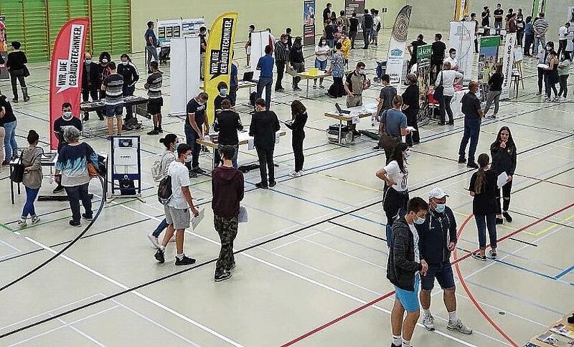 Die ausstellenden Ausbildungsbetriebe mit genügend Abstand in der Turnhalle verteilt.
