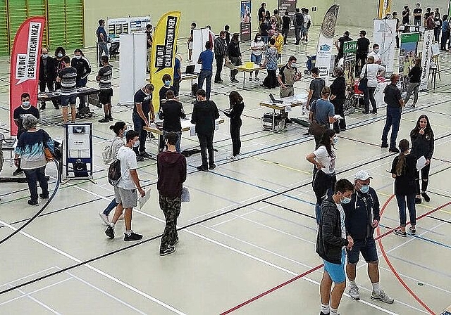 Die ausstellenden Ausbildungsbetriebe mit genügend Abstand in der Turnhalle verteilt.
