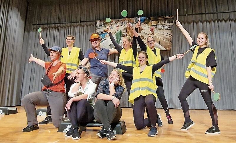 Bauarbeiter und Autofahrer, der «Mix Aerobic»-Gruppe, haben sich nach der tollen Aufführung friedlich vereint.
