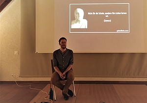 Benedikt Meyer überraschte mit teils skurrilen Geschichten.  FOTO: S . VAN RIEMSDIJK