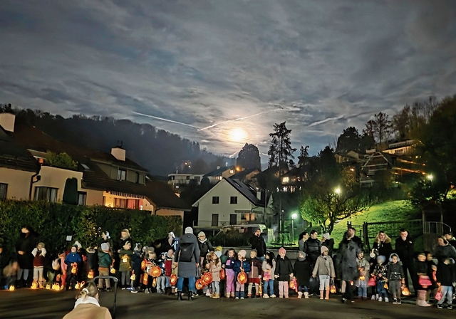 Die Räbeliechtli werden gut bewacht vom schönen Noch-fast-Vollmond. Fotos: U. Roth