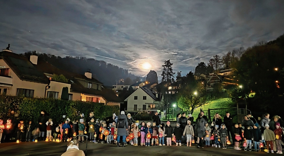 Die Räbeliechtli werden gut bewacht vom schönen Noch-fast-Vollmond. Fotos: U. Roth