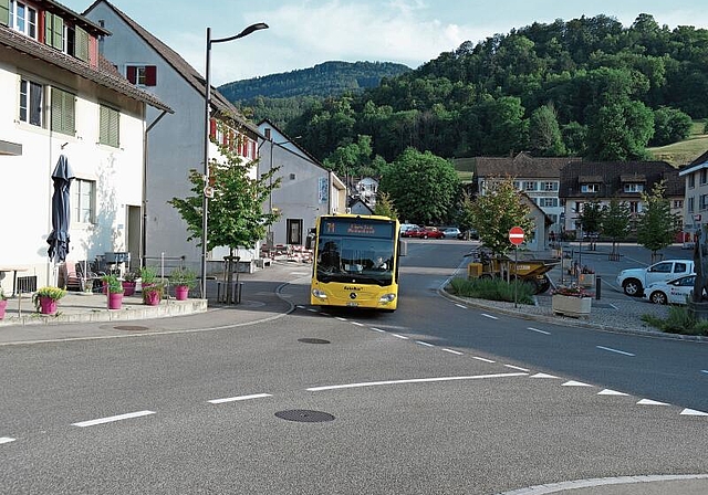 Der noch etwas verwaiste Reigoldswiler Dorfplatz. Foto: E. Gysin
