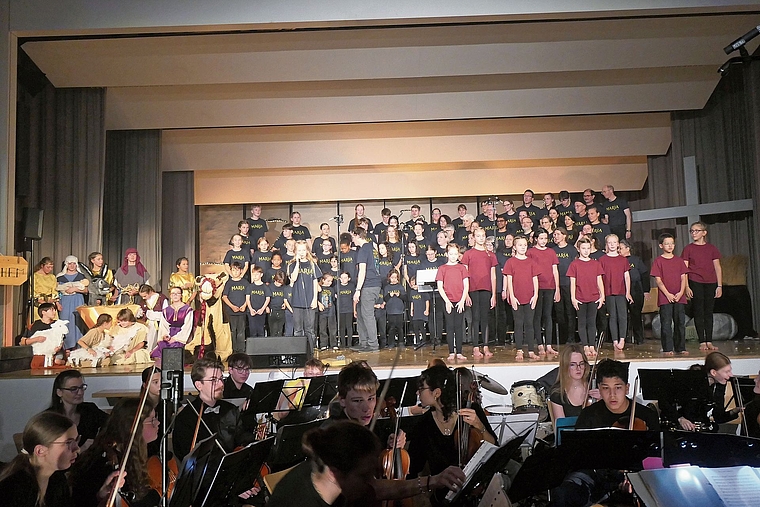 Am Anfang der Geschichte war die Geburt im Stall mit Engeln, Hirten, Königen und der Chor, die Tänzer/-innen und das Jugendsymphonieorchester Baselland feiern mit.