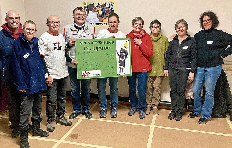 Der Initiant und Organisator Kari Meiller (3.v.l.) freut sich mit einigen seiner Helfer/-innen über den bisher höchsten Betrag, der dieses Jahr «Médecins sans Frontières» gespendet werden kann. Foto: zVg