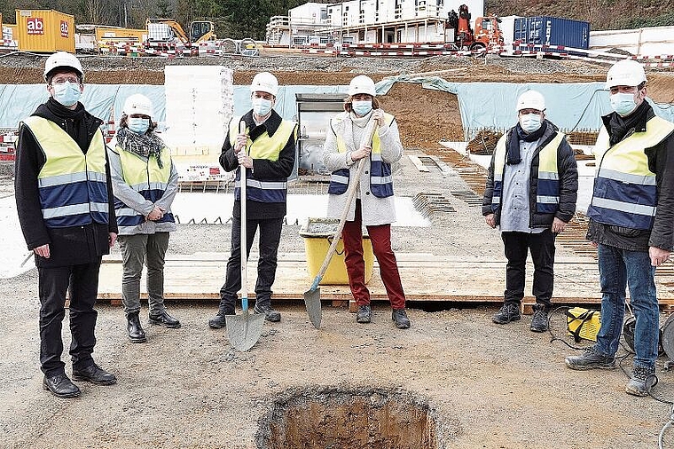 Sie legen den Grundstein für die zwei neuen Klinikgebäude der Psychiatrie Baselland (v. l.): Matthias Jäger, Direktor Erwachsenenpsychiatrie; Elena Seidel, Direktorin Pflege; Fabian Keller, Leiter Unternehmensbereich Betrieb und stv. CEO; CEO Barb