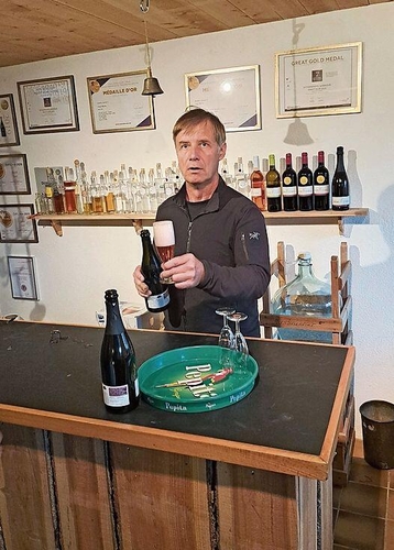 Martin Vogt informierte mit einer Weindegustation in Rünenberg über die Produkte, die er mit seiner Frau Kathrin zusammen verarbeitet und anbietet.