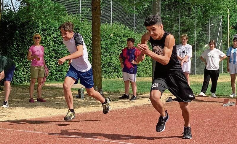 Der Startschuss fällt – die Schüler sprinten im 80 m-Lauf. Fotos: zVg