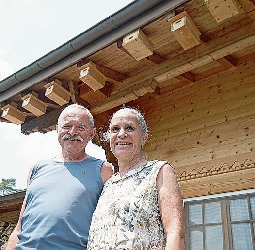 Erika Meister und Sepp Nussbaumer vor ihrem Haus mit den Spyrenkästen unter dem Dach.