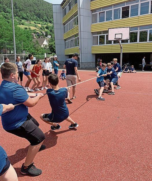 Wer ist stärker beim Seilziehen.