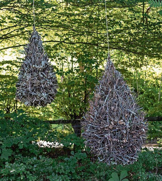«Wasserfallen-Wassertropfen» von Paul Glanzmann, Schweiz, tote Zweige aus der Umgebung. «Wasserfallen». Dieser Name inspirierte Paul Glanzmann aus der Schweiz zu seiner Installation. Wassertropfen aus totem Holz? Ist dies nicht ein Widerspruch? Das Werk veranlasst uns nachzudenken über den Klimawandel und die Bedeutung des Wassers.