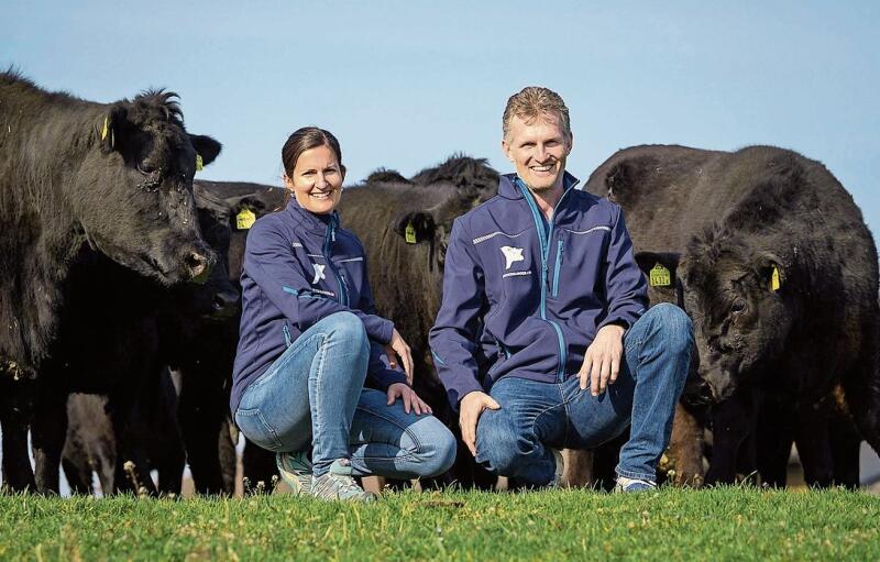 Annette und Thomas Rieder-Gysin sind stolz auf ihre schönen Aberdeen-Angus-Tiere, welche seit sechs Jahren rund drei Monate auf Alpen verbringen. Foto: zVg