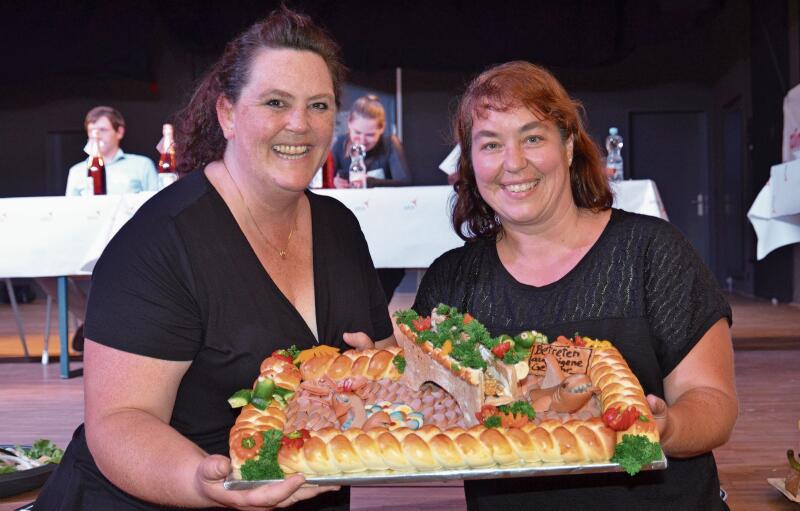Daniela Dill und Susanne Pulfer (v.l.) haben den Publikumspreis für die schönste Wurstsalat-Kreation erhalten.