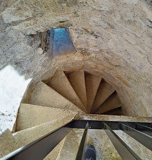 Steile Wendeltreppe.
