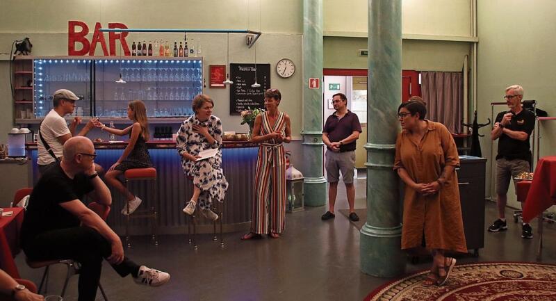 Die Baselbieter Kulturbeauftragte Esther Roth (3. v. l. an der Bar) richtete einige Worte an das Theater-Team und an die künstlerische Leiterin Cynthia Coray (rechts, an der Säule lehnend).Foto: M. Schaffner
