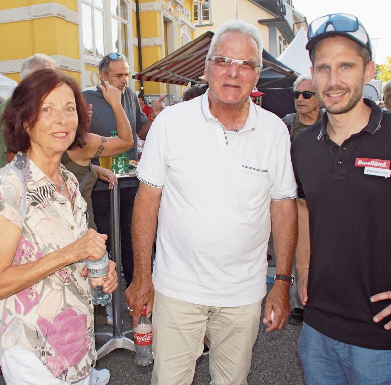 Michael Kumli, Geschäftsführer Baselland Tourismus (r.) sowie Maya und Franz Degen.