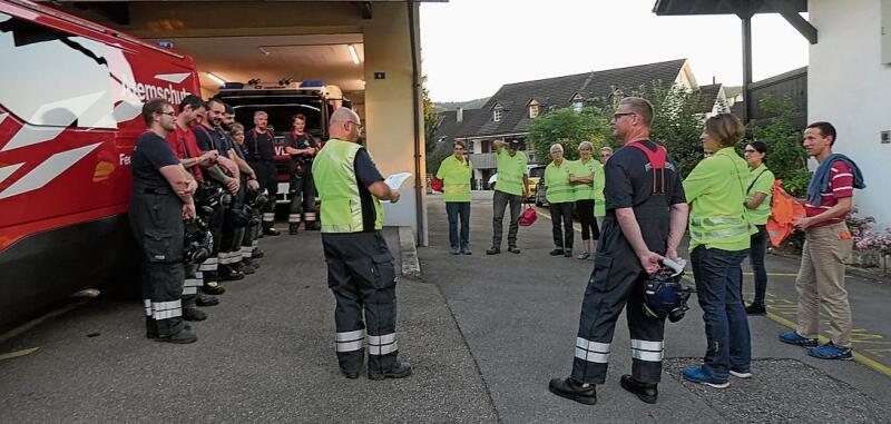 Feuerwehrkommandant Reto Kunz informiert die zum Einsatz bereiten Feuerwehrleute und Samariter über die bevorstehende gemeinsame Übung. Fotos: U. Handschin