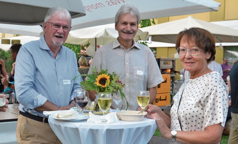 Ehemaliger BLKB-Leiter Kurt Tschopp (l.) mit seiner Ehefrau Antoinette und Alex Bärtschi, ehemaliger Präsident KMU Waldenburgertal im Gespräch. Fotos: B. Reinhard