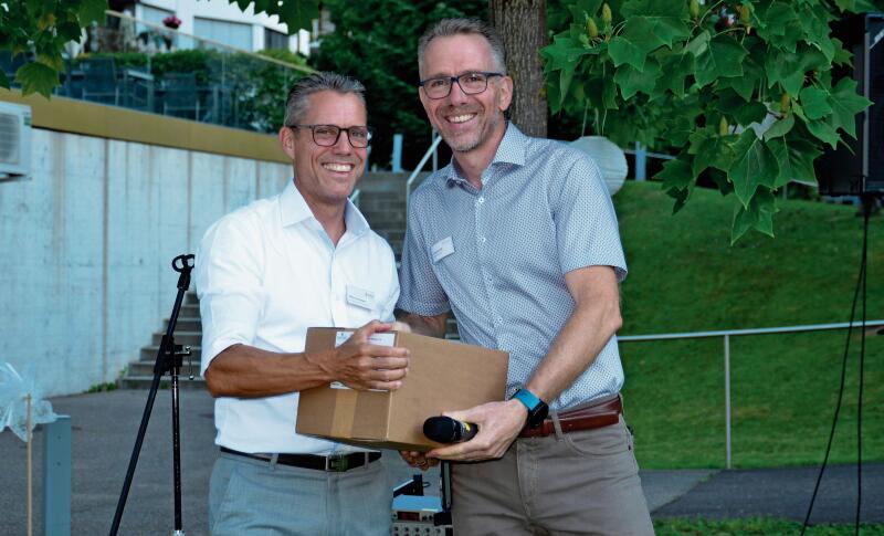 BLKB-Leiter der Region Oberdorf und Bubendorf, Stefan Grossmann (l.) übergibt Gritt-Zentrumsleiter Stephan Hall eine Schachtel «Schöggeli» für die Heimbewohner.