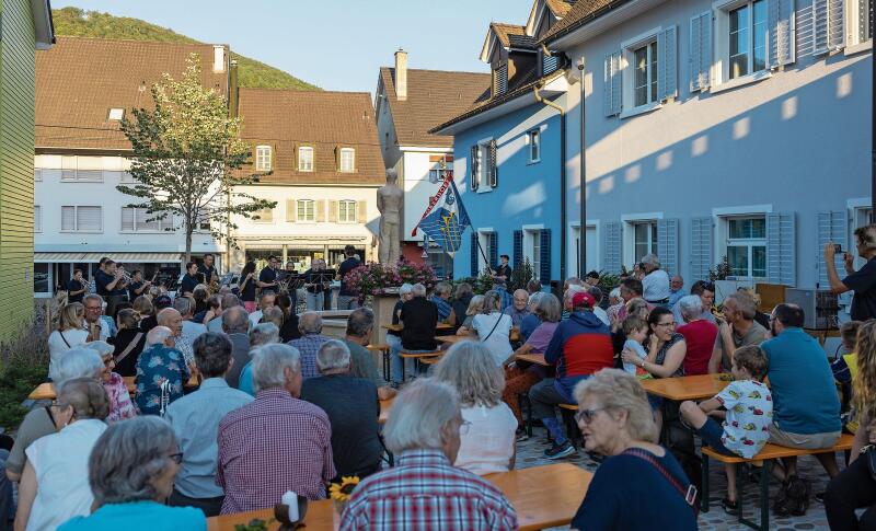 Zahlreich erschienenes Publikum feierte die Einweihung.