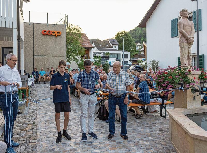 Drei Generationen mit Gemeindepräsident Piero Grumelli (Mitte) durchschneiden feierlich das Band. Fotos: M. Herrmann
