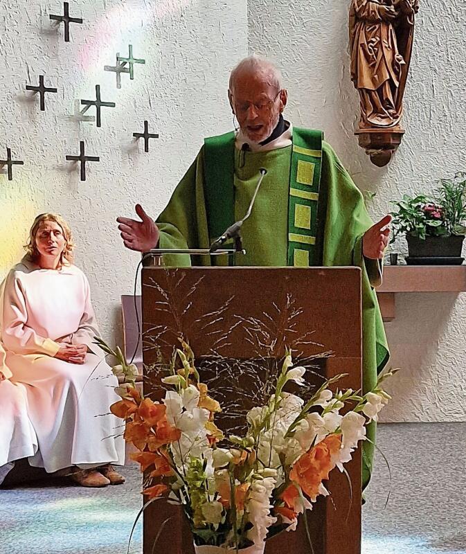 Pastor und Zenmeister Niklaus Brantschen bei der Predigt, im Hintergrund Seelsorgerin von Oberdorf Sabine Brantschen.
