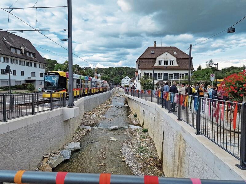 Das neue Bachbett und rechts die neue Dorfgasse. Fotos: U. Roth