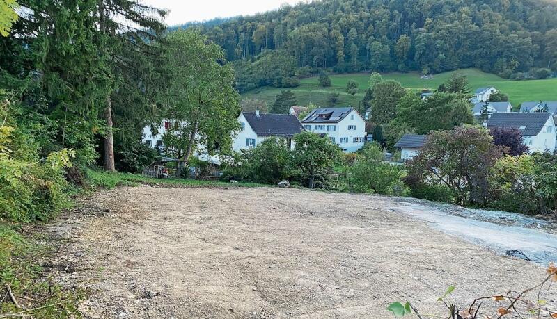 Die Parzelle, wo einst der alte Werkhof stand, ist jetzt «leer». Was mit dem gemeindeeigenen Land geschieht, ist offen. Der Gemeinderat hat die Absicht, «etwas Sinnvolles» zu realisieren, das Land zu verkaufen oder dieses im Baurecht abzugeben. Das Ganze sei offen, so Gemeindepräsident Piero Grumelli.Foto: W. Wenger