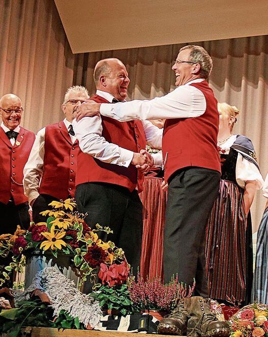 Â«Dir gebÃ¼hrt grosser Dank fÃ¼r das, was du fÃ¼r unseren JK Ã¼bers ganze Jahr machstÂ», lobte VizeprÃ¤sident Jeremias Heinimann (r.) den PrÃ¤sidenten Werner Thommen mit Handschlag.