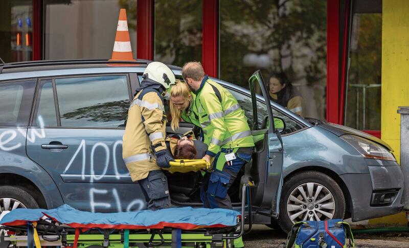 Bergung der Person aus dem Elektrofahrzeug.