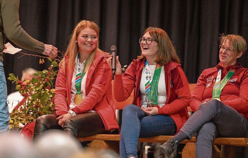 Für die drei Teamkameradinnen Anja Senti, Michèle Bertschi und Silvia Guignard-
Schnyder (v. l.) war es ein lustiger und schöner Abend.