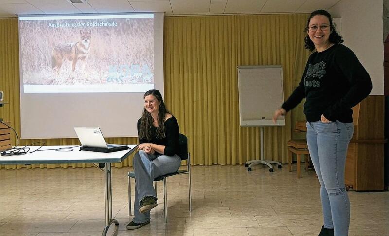 Die Präsidentin des NVVG, Larissa Oliver, (r), begrüsst die Referentin Ursula Sterrer der Stiftung Kora zum Vortrag über den Goldschakal. Fotos: U. Handschin