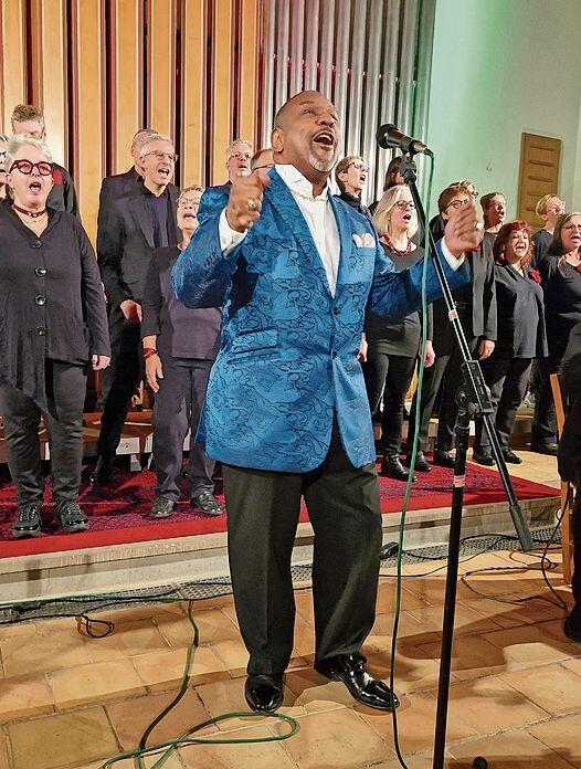 Kraftvoll und stimmgewaltig, der amerikanische Gospelsänger Calvin Bridges aus Chicago singt «Celebrate», den Gospelsong, den er selber komponiert hat.