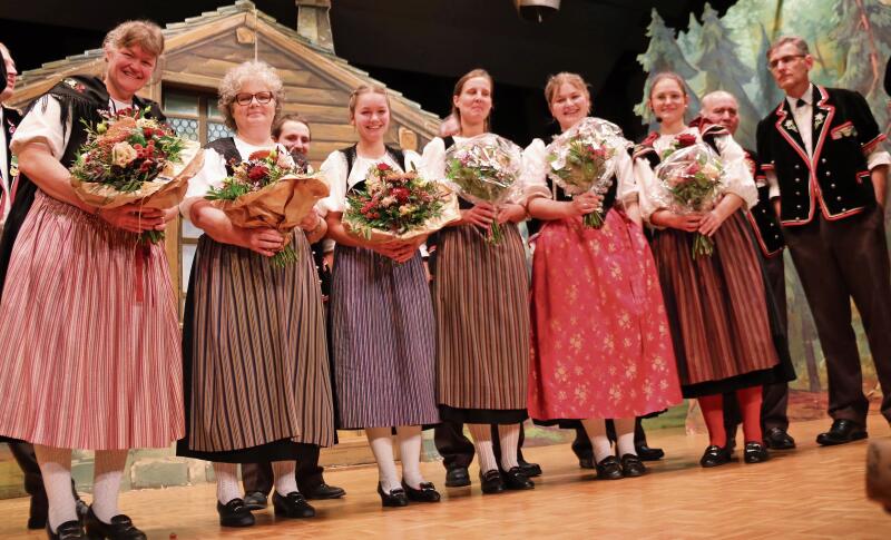 Wie bei den Jodlern üblich, danken sie «ihren» Jodlerinnen. Links aussen in der Schwarzbubenland Festtagstracht Dirigentin Maja Amport, rechts aussen in der Baselbieter Festtagstracht Moderatorin Katja Amport.