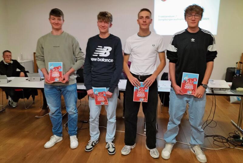Die vier Jungbürger (v.l.): Yves Grieder, Silas Rhinow, Noé Grieder, Daniel Oberteufer).
