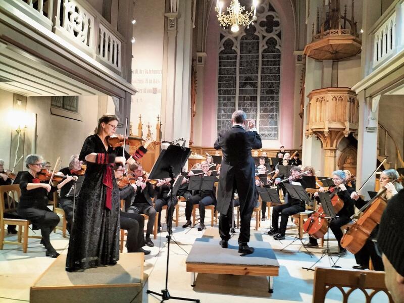 Das Orchester Gelterkinden, in der Mitte Dirigent Martin Studer und die Violine-Solistin Anita Zeller (l.).Foto: P. Aenishänslin