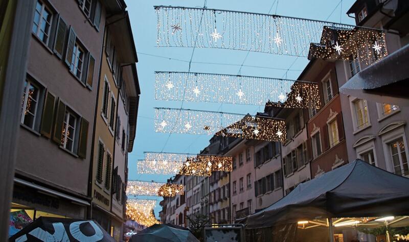Drei ... zwei ... eins ... und die Weihnachtsbeleuchtung ist an!Fotos: M. Schaffner