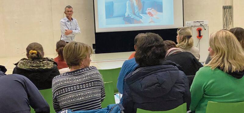 80 interessierte Eltern hörten gespannt verschiedene Lösungsansätze im Umgang mit pubertierenden Teenagern.