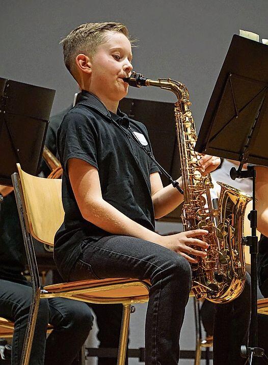 Der junge Saxofonist der Jugendband hat sein Instrument in Griff.