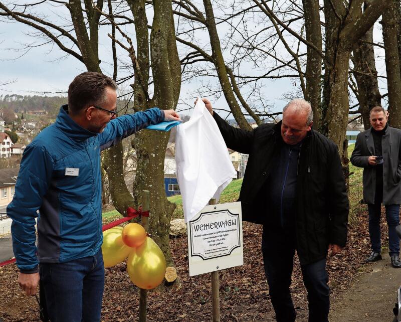 Stephan Hall vom Gritt (l.) und Peter Baumann von der BLT 
         
         
            enthüllen den Namen «Weiher Wägli».