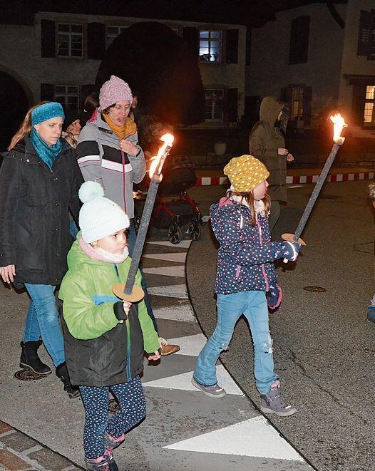 Die Kinder freuten sich über den feurigen Umzug. Fotos: S. van Riemsdijk