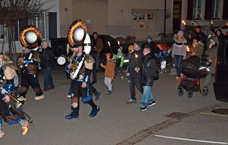 Von den schrillen Klängen der Guggen begleitet, ging es durch das Dorf.