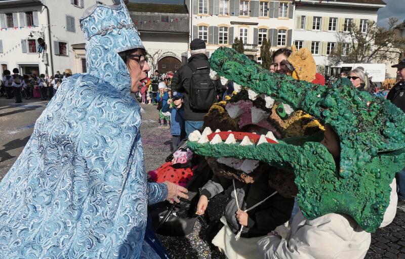 Kinderfasnacht macht es möglich, dass sich Feen mit Krokodilen unterhalten.