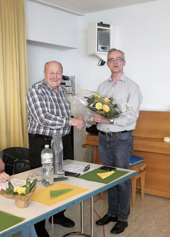 Präsident Beat Schmid (r.) dankt Köbi Speiser für die elfjährige Vorstandsarbeit.